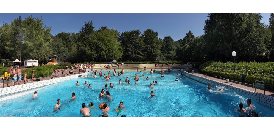 Wellenbecken mit Wellen und schwimmenden Gästen