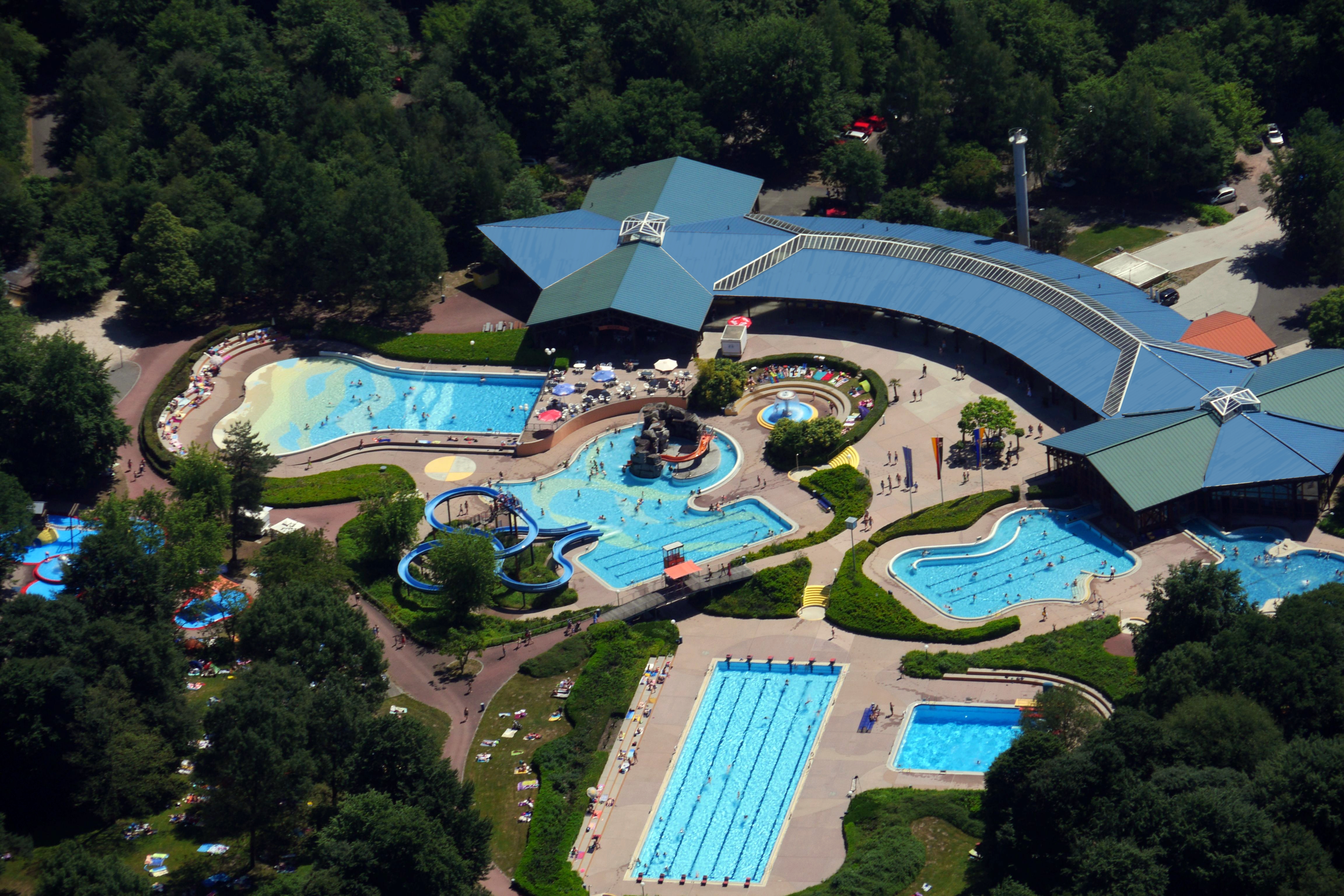 Luftbild Badepark mit großer Wasserlandschaft