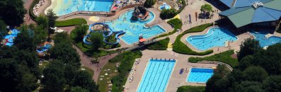 Luftbild Badepark mit großer Wasserlandschaft