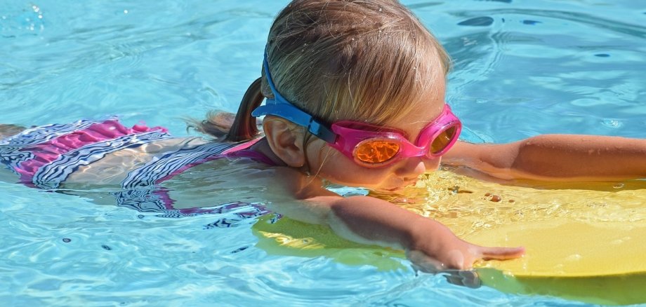 Mädchen mit Schwimmbrett Mädchen mit Schwimmbrett