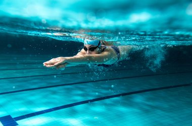 Schwimmerin unter Wasser