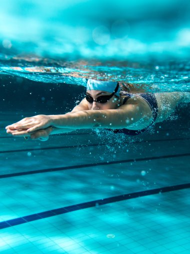 Schwimmerin unter Wasser